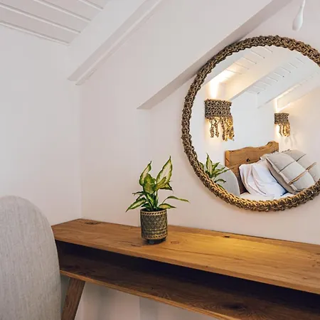 Spiros Family Apts *