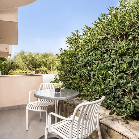 Spiros Family Apts Апартаменты *